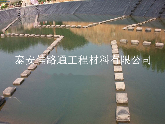 魚池鋪設(shè)養(yǎng)殖防滲膜有哪些特性及注意事項 魚池鋪設(shè)養(yǎng)殖防滲膜有哪些特性及注意事項