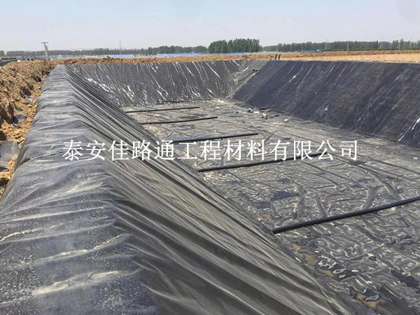 垃圾填埋場防滲膜斜坡鋪設：細節(jié)決定成敗